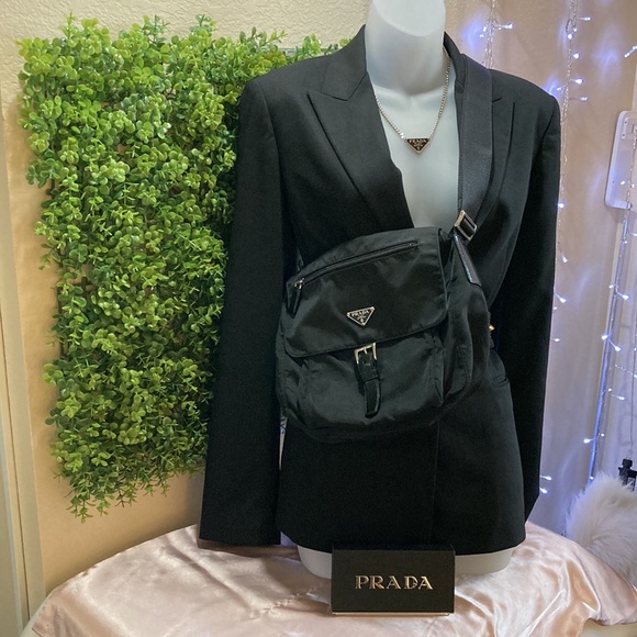 🔥Flash Sale🔥 ❤️ Prada Vintage Nylon Messenger Bag ❤️ - Picture 4 of 17